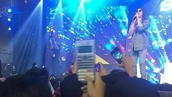 Plis deh, masa foto pakai kalkulator, xixi. Foto: Facebook/I Dont Know. Im Just Sharing (IDKIJS)