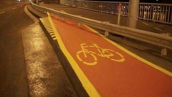 Di ujung jalan, pesepedanya teriak Aaaah!. Foto: Facebook/I Dont Know. Im Just Sharing (IDKIJS)