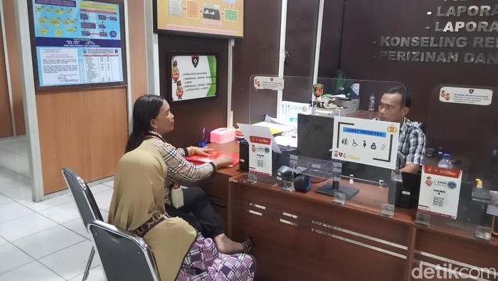 Lansia di Palembang, Rusmiati (67) menjadi korban penganiayaan. Penganiayaan itu dilakukan adik kandungnya sendiri, HD.