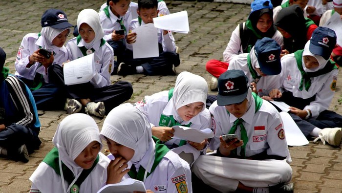 Lomba Palang Merah Remaja di Kabupaten Bogor Sejumlah siswa mengikuti lomba pertolongan pertama pada kecelakaan saat kompetisi Palang Merah Remaja (PMR) di Cibinong , Kabupaten Bogor, Jawa Barat, Sabtu (12/10/2024). Kompetisi PMR yang diadakan Palang Merah Indonesia (PMI) itu bertujuan untuk mengasah keterampilan dan meningkatkan kemampuan anggota PMR jika terjadi situasi darurat serta mengetahui dan memahami jenis-jenis pertolongan medis dalam berbagai kondisi. ANTARA FOTO/Yulius Satria Wijaya/nz