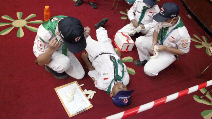 Lomba Palang Merah Remaja di Kabupaten Bogor Sejumlah siswa mengikuti lomba pertolongan pertama pada kecelakaan saat kompetisi Palang Merah Remaja (PMR) di Cibinong , Kabupaten Bogor, Jawa Barat, Sabtu (12/10/2024). Kompetisi PMR yang diadakan Palang Merah Indonesia (PMI) itu bertujuan untuk mengasah keterampilan dan meningkatkan kemampuan anggota PMR jika terjadi situasi darurat serta mengetahui dan memahami jenis-jenis pertolongan medis dalam berbagai kondisi. ANTARA FOTO/Yulius Satria Wijaya/nz