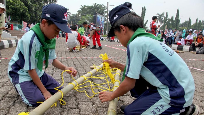 Lomba Palang Merah Remaja di Kabupaten Bogor Sejumlah siswa mengikuti lomba pertolongan pertama pada kecelakaan saat kompetisi Palang Merah Remaja (PMR) di Cibinong , Kabupaten Bogor, Jawa Barat, Sabtu (12/10/2024). Kompetisi PMR yang diadakan Palang Merah Indonesia (PMI) itu bertujuan untuk mengasah keterampilan dan meningkatkan kemampuan anggota PMR jika terjadi situasi darurat serta mengetahui dan memahami jenis-jenis pertolongan medis dalam berbagai kondisi. ANTARA FOTO/Yulius Satria Wijaya/nz