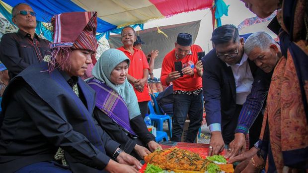 Wakil Edy Rahmayadi, Hasan Basri Sagala menjalani prosesi Mangupa-upa di Kabupaten Samosir