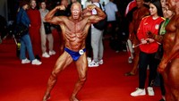 Seorang peserta berpose di belakang panggung selama acara binaraga Arnold Classic Europe di Las Rozas, Spanyol, Jumat (11/10).