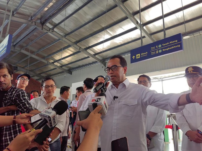 Menteri Perhubungan Budi Karya Sumadi di Stasiun Jurangmangu