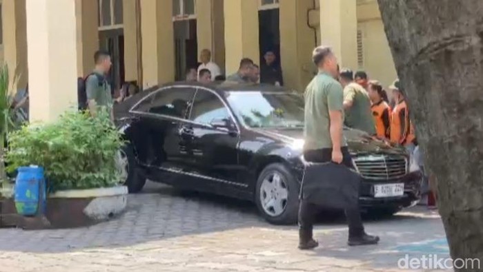 Mobil Jokowi saat berkunjung ke SMPN 1 Solo, Sabtu (12/10/2024).