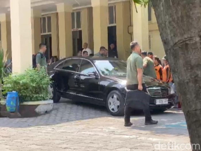 Mobil Jokowi saat berkunjung ke SMPN 1 Solo, Sabtu (12/10/2024).