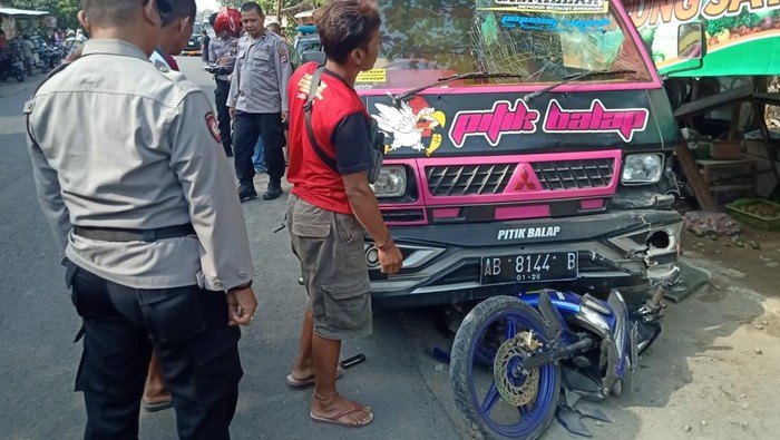Mobil pikap tabrak motor parkir di depan Pasar Butuh, Lendah, Kabupaten Kulon Progo, DIY, Sabtu (12/10/2024).