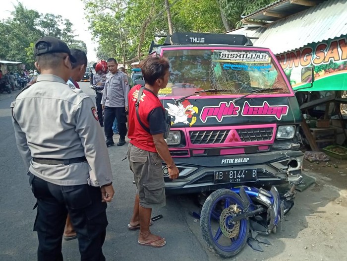 Mobil pikap tabrak motor parkir di depan Pasar Butuh, Lendah, Kabupaten Kulon Progo, DIY, Sabtu (12/10/2024).