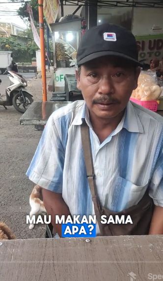 Mulia! Polisi Ini Traktir Makan Penjual Boneka yang Dagangannya Belum Laku