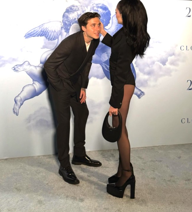 Tampilan berani tersebut langsung memicu berbagai kritik di media sosial, terutama karena acara tersebut dihadiri oleh kedua mertuanya, David dan Victoria Beckham.  Foto: dok. Instagram Nicola Peltz