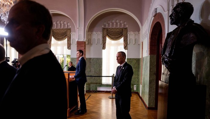 Organisasi Penyintas Tragedi Bom Hiroshima Raih Nobel Perdamaian 2024 The head of the Norwegian Nobel Committee, Joergen Watne Frydnes, announces the Nobel Peace Prize 2024 for the Japanese organization Nihon Hidankyo, in Oslo, Norway October 11, 2024. NTB/Javad Parsa/via REUTERS ATTENTION EDITORS - THIS IMAGE WAS PROVIDED BY A THIRD PARTY. NORWAY OUT. NO COMMERCIAL OR EDITORIAL SALES IN NORWAY.