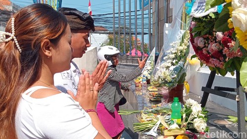 Para peziarah menabur dan meletakkan karangan bunga di Ground Zero atau Tugu Peringatan Bom Bali, Sabtu (12/10/2024).