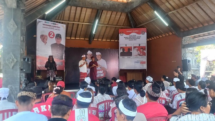 Pasangan calon (paslon) bupati dan wakil bupati Buleleng Nyoman Sutjidra-Gede Supriatna saat kampanye di Desa Kalibukbuk, Kecamatan Buleleng, Kabupaten Buleleng, Bali Sabtu (12/10/2024). (Made Wijaya Kusuma)