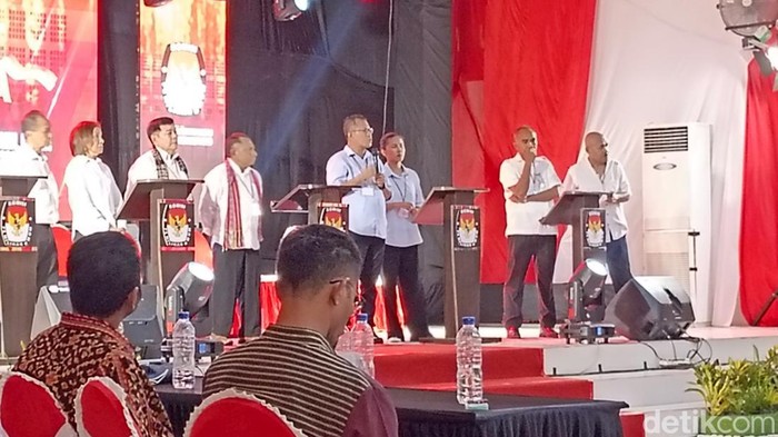 Paslon nomor urut empat (4) Yosef Lede-Aurum Titu Eki (baju biru) saat memberikan tanggapan dalam debat pertama yang digelar KPU Kabupaten Kupang, NTT, Sabtu (12/10/2024). (Simon Selly/detikBali)