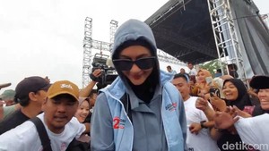 Selama ini, Paula Verhoeven menjalani kegiatan sehari-hari dan juga bekerja. Sama seperti kegiatannya menghadiri acara senam sehat di kawasan Serang, Banten, Sabtu (12/10/2024). 