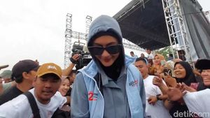 Senyuman Paula Verhoeven Ditanya soal Permohonan Cerai Baim Wong