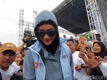 Senyuman Paula Verhoeven Ditanya soal Permohonan Cerai Baim Wong Senyuman Paula Verhoeven Ditanya soal Permohonan Cerai Baim Wong