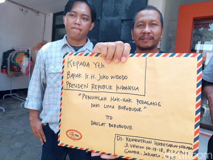 Pedagang yang tergabung dalam Sentra Kerajinan dan Makanan Borobudur (SKM), Kabupaten Magelang, mengirim surat ke Presiden Jokowi untuk meminta hak lapak mereka, Sabtu (12/10/2024).