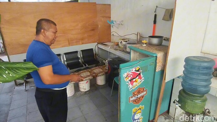 pegawai dishub pasuruan minum air aki di dalam kulkas