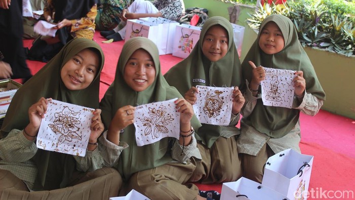 pelajar smp di museum sunan giri