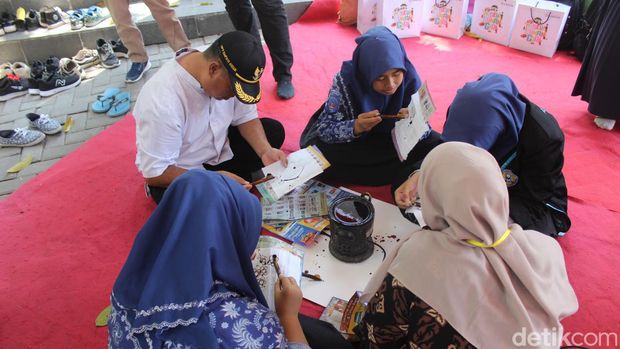 pelajar smp di museum sunan giri