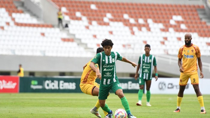 Pemain PSMS Medan berusaha melewati pemain Sriwijaya FC (Dok. PSMS Medan)