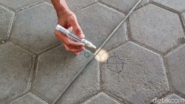 Penampakan dari dekat jam matahari khas Masjid Riyadul Janah, Juwiring, Klaten