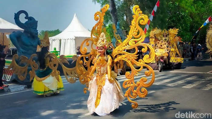 Penampilan tari tradisional dalam Pawai Budaya Menoreh Art Festival di Alun-alun Wates, Kulon Progo, Sabtu (12/10).