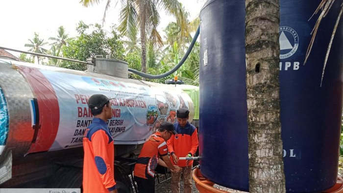 Pendistribusian air bersih di wilayah terdampak kekeringan di Banyuwangi.