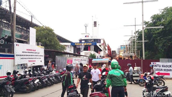 Peralihan arus lalu lintas di Stasiun KA depan Lapangan Merdeka