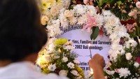 Warga berdoa saat peringatan 22 tahun tragedi bom Bali di Monumen Bom Bali, Badung, Bali, Sabtu (12/10/2024).