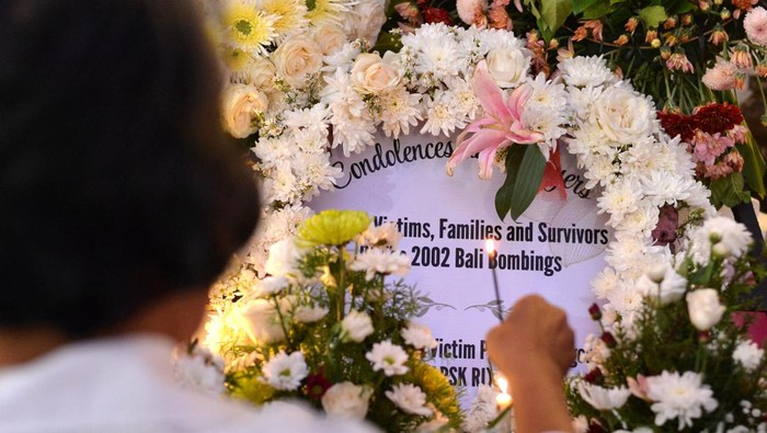 Peringatan 22 tahun tragedi bom Bali Warga berdoa saat peringatan 22 tahun tragedi bom Bali di Monumen Bom Bali, Badung, Bali, Sabtu (12/10/2024). Kegiatan tersebut untuk mendoakan dan mengenang para korban dalam peristiwa tragedi bom Bali yang menewaskan 202 orang pada tahun 2002. ANTARA FOTO/Fikri Yusuf/Spt.