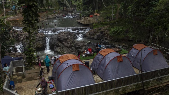 Pengunjung bermain air di Curug Leuwibumi, Kabupaten Pandeglang, Banten, Sabtu (12/10/2024). Berdasarkan data dari Badan Pusat Statistik (BPS) secara kumulatif jumlah perjalanan wisatawan nusantara tujuan Banten pada bulan Januari hingga Agustus 2024 mencapai 31,77 juta perjalanan atau meningkat 14,78 persen dibandingkan periode yang sama tahun 2023, sementara kunjungan wisatawan mancanegara mencapai 1.636.034 kunjungan atau meningkat 33,86 persen dari tahun sebelumnya. ANTARA FOTO/Angga Budhiyanto/Spt.