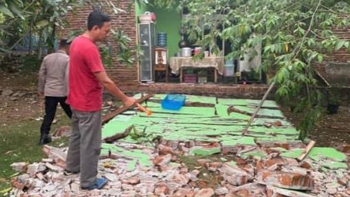 Petugas kepolisian melakukan olah TKP peristiwa tembok roboh yang menimpa ibu dan anaknya di Desa Madura, Kecamatan Wanareja, Kabupaten Cilacap, Jumat (11/10/2024).