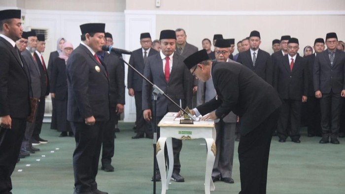 Pj Bupati Bogor Bachril Bakri melantik Ajat Rochmat Jatnika sebagai Sekretaris Daerah (Sekda) Kabupaten Bogor definitif (dok istimewa)
