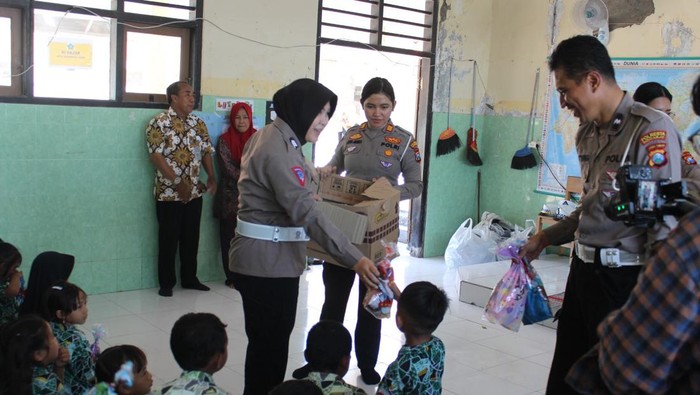 Polantas Sidoarjo saat memberikan edukasi tertib berlalu lintas kepada siswa-siswi di daerah terpencil.