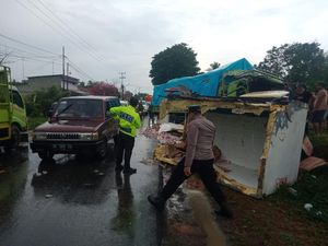 Truk Fuso VS Truk Boks Laka di Muara Enim, 1 Penumpang Tewas