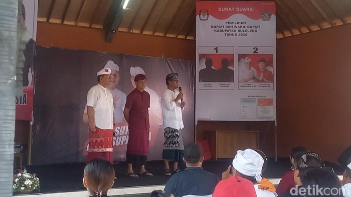 Politikus PDI Perjuangan I Ketut Kariyasa Adnyana bersama pasangan calon (paslon) bupati dan wakil bupati Buleleng Nyoman Sutjidra-Gede Supriatna saat kampanye di Desa Kalibukbuk, Kecamatan Buleleng, Kabupaten Buleleng, Bali Sabtu (12/10/2024). (Made Wijaya Kusuma)
