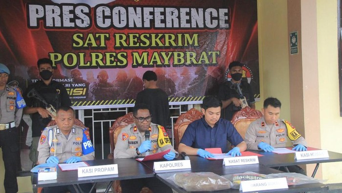Polres Maybrat saat merilis kasus remaja tikam teman hingga tewas.