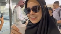 Di Mekkah, Risty Tagor punya pengalaman seru mengunjungi pabrik air zam zam. Ia merasa amat senang dapat melihat langsung proses pengemasan air suci umat Islam ini. Foto: Instagram ristytagor