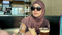Sesekali Risty Tagor bagikan potret kulineran. Salah satunya ketika ia menikmati es kopi hitam yang disandingkan dengan roti. Nyamm! Foto: Instagram ristytagor