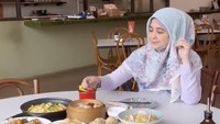 Kalau ini momen Risty Tagor mampir makan di restoran dim sum. Ia juga mencicipi hidangan Oriental lain seperti nasi goreng Hong Kong hingga udang Szechuan. Foto: Instagram ristytagor