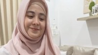 Yummy! Makan siang Risty Tagor bikin ngiler karena ia mencicipi nasi biryani dan ayam panggang ala Timur Tengah yang gurih berempah. Foto: Instagram ristytagor