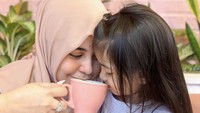Satu cangkir minuman berdua, ini momen kedekatan Risty Tagor bersama anak perempuannya. My endless love Arsyila, tulis Risty di keterangan foto. Foto: Instagram ristytagor