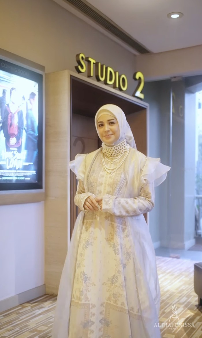 Potret Risty Tagor Mengunjungi Pabrik Air Zam Zam hingga Ngopi di Kafe