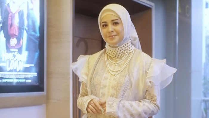 Potret Risty Tagor Mengunjungi Pabrik Air Zam Zam hingga Ngopi di Kafe