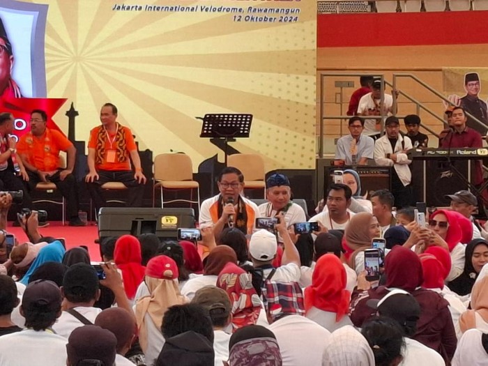 Pramono Anung- Rano Karno bertemu dengan ribuan relawan di Jakarta Internasional Velodrome, Jakarta Timur.