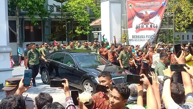 Presiden Joko Widodo (Jokowi) saat mengunjungi SMAN 6 Solo, Sabtu (12/10/2024).
