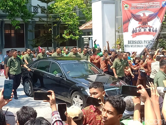 Presiden Joko Widodo (Jokowi) saat mengunjungi SMAN 6 Solo, Sabtu (12/10/2024).